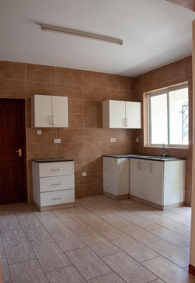 3 Bed Apartment with En Suite in Parklands - 8