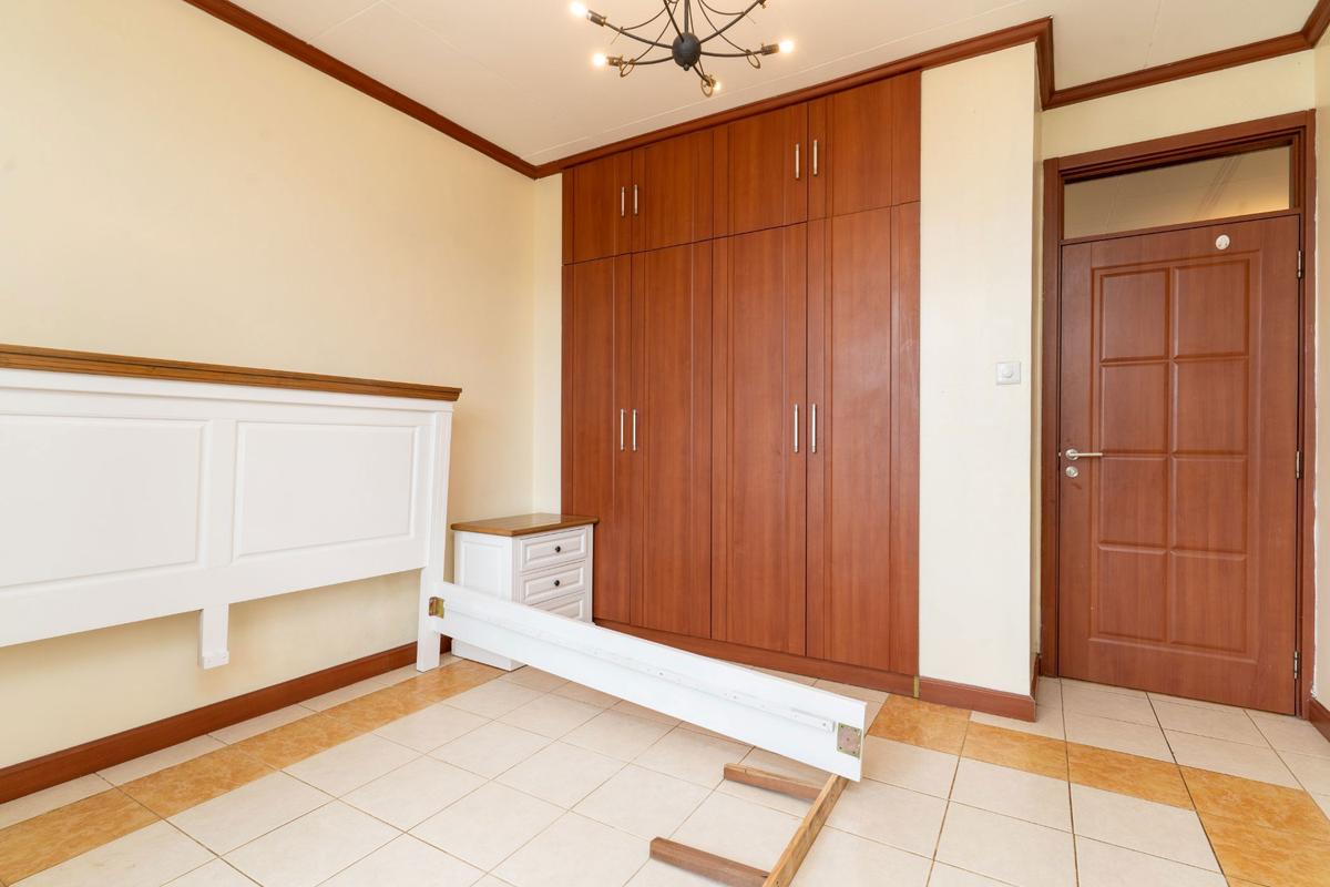 1 Bed Apartment with En Suite in Parklands - 10