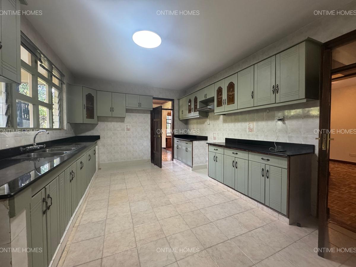 5 Bed House with En Suite at Runda - 10