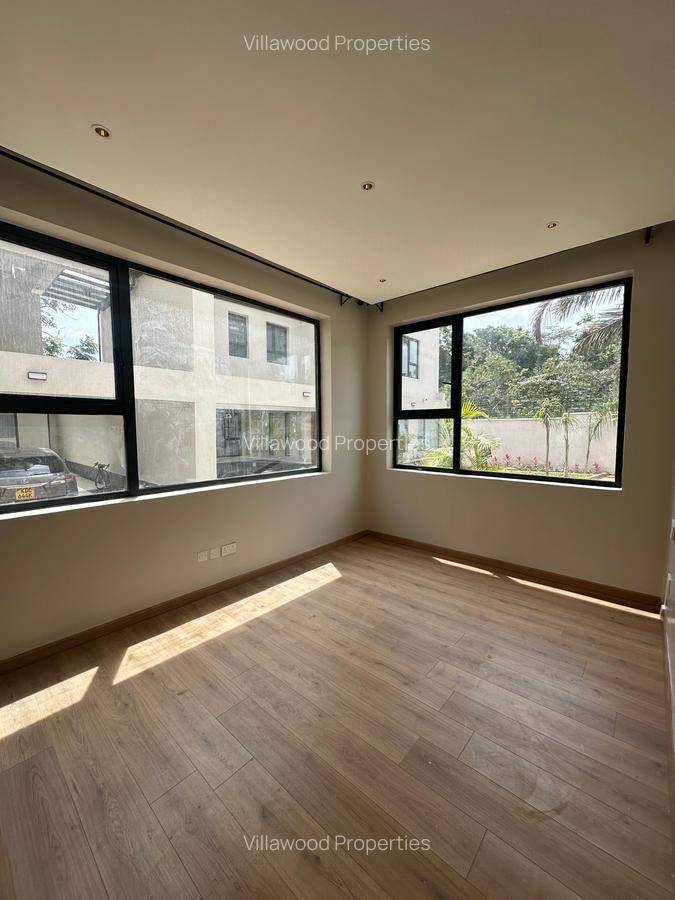 6 Bed Villa with En Suite in Lavington - 2