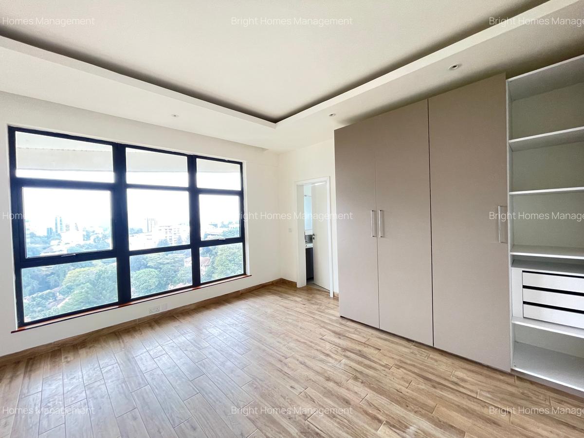 4 Bed Apartment with En Suite in Riverside - 14