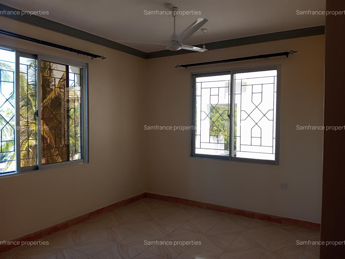 3 Bed Apartment with Parking at Beach Road - 10