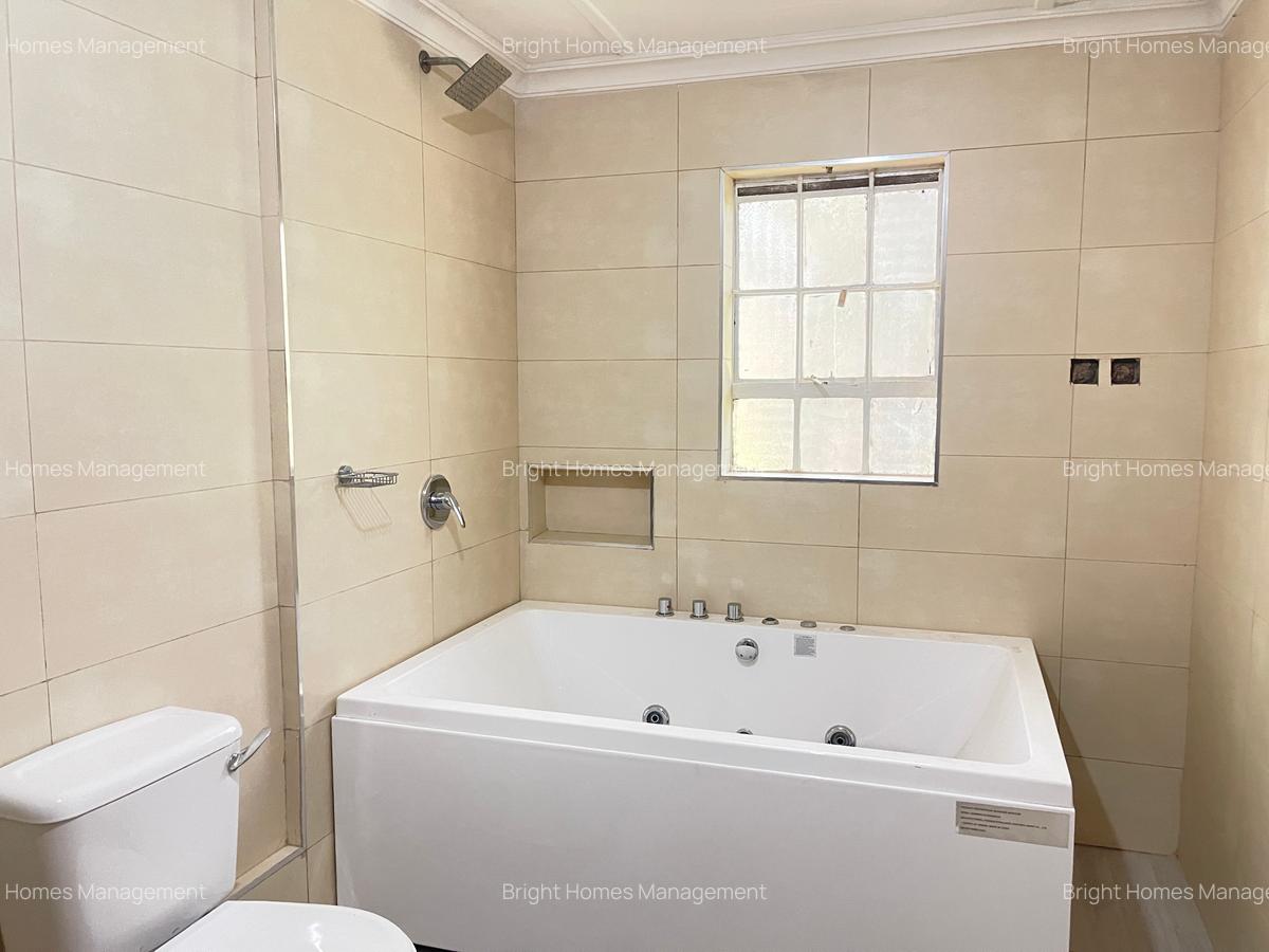 5 Bed Villa with En Suite in Rosslyn - 17