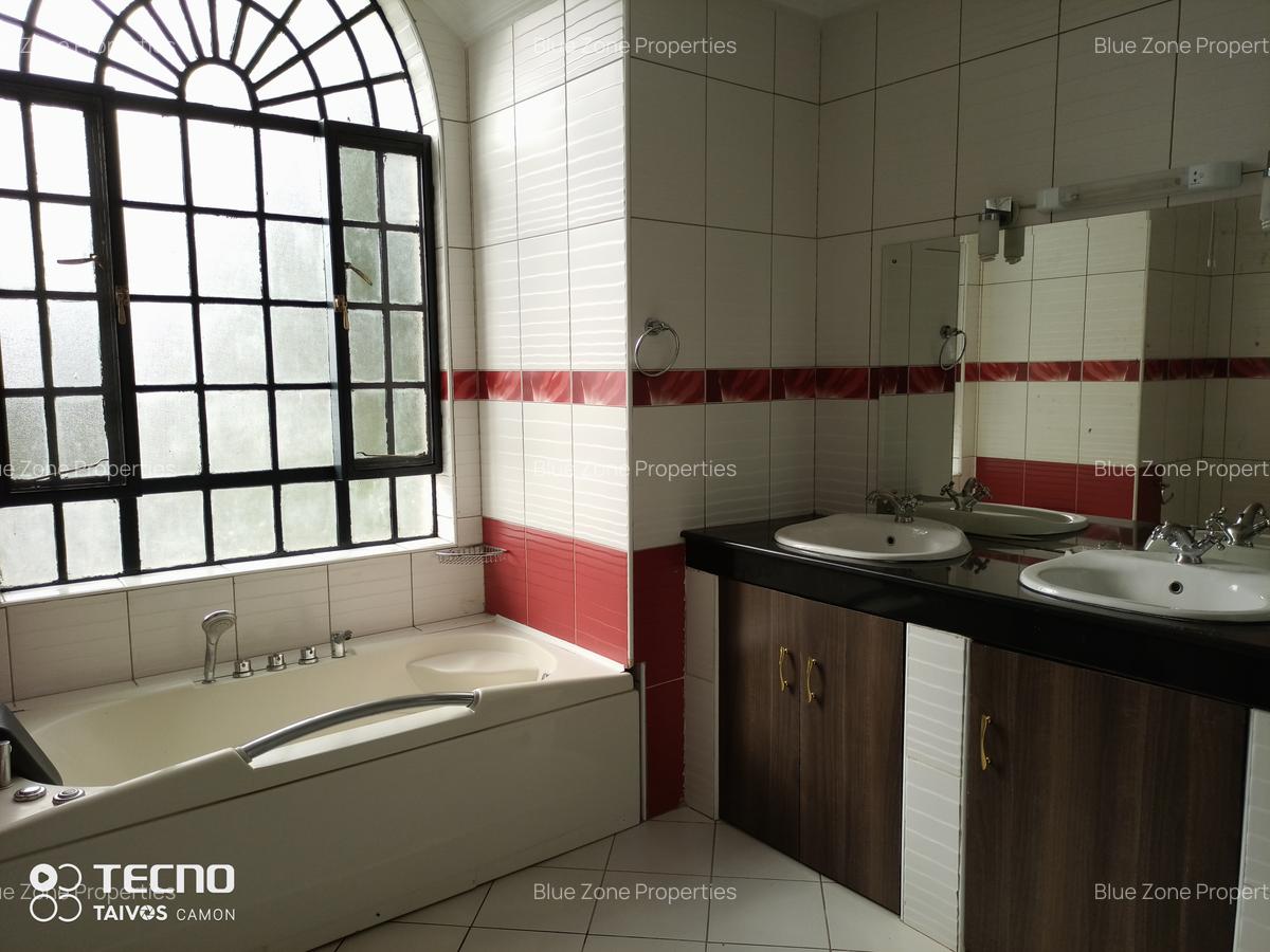 4 Bed Townhouse with En Suite at Close To Un - 18