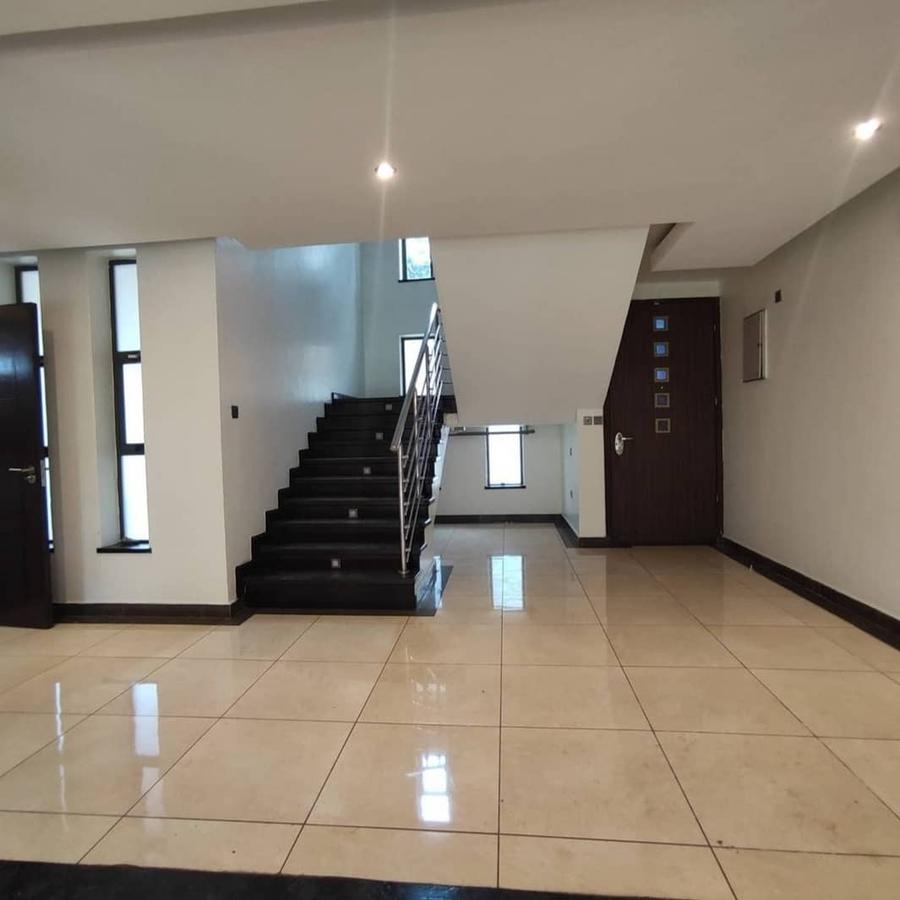 5 Bed Townhouse with En Suite in Lavington - 3