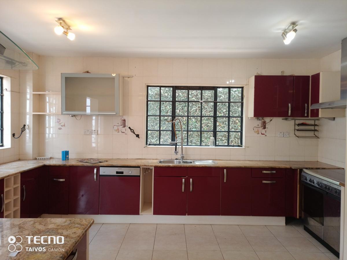 4 Bed House with En Suite at Off Un Avenue - 12