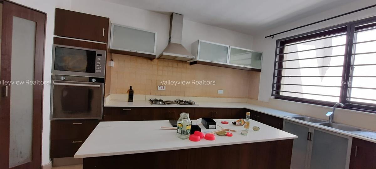 5 Bed Townhouse with En Suite at Lavington - 14