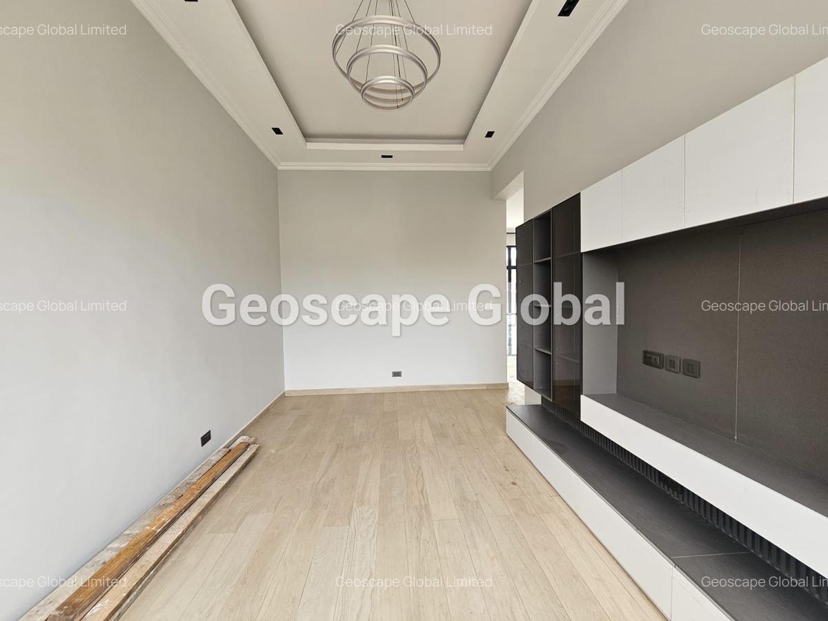 5 Bed House with En Suite in Lavington - 4