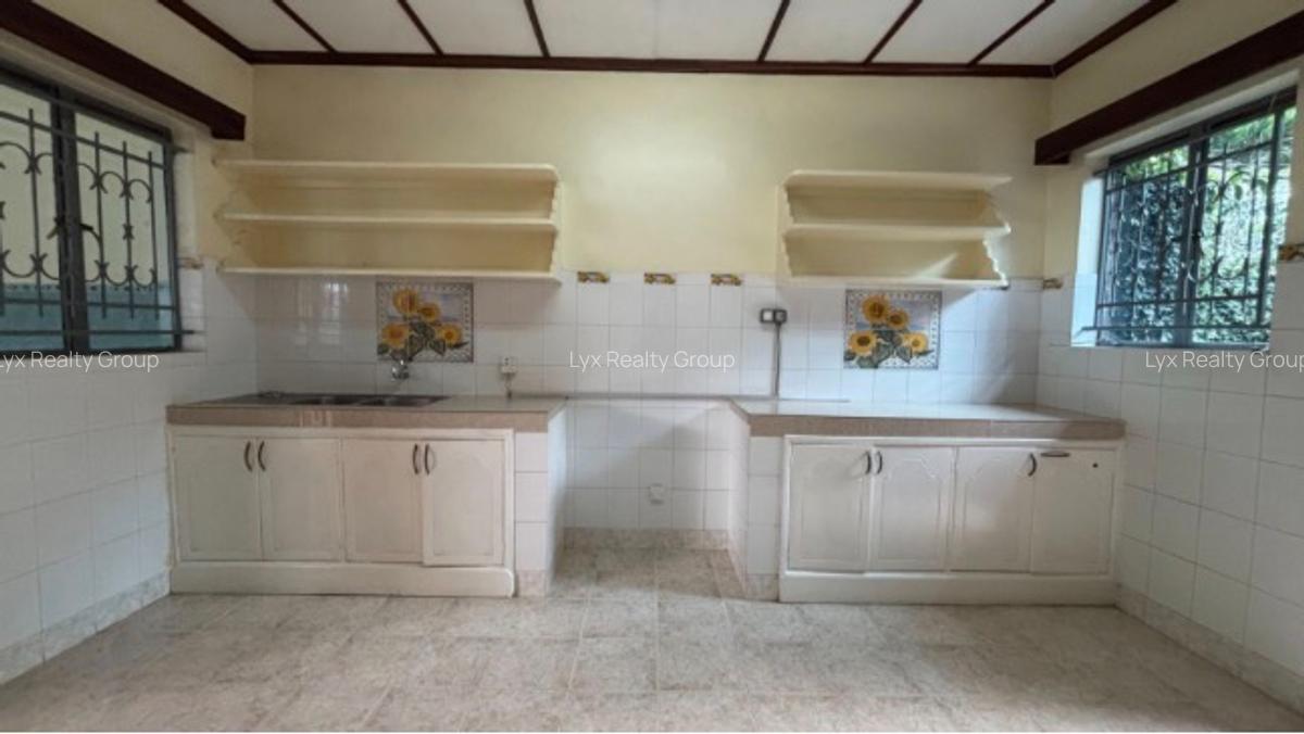 5 Bed Villa with En Suite in Runda - 12