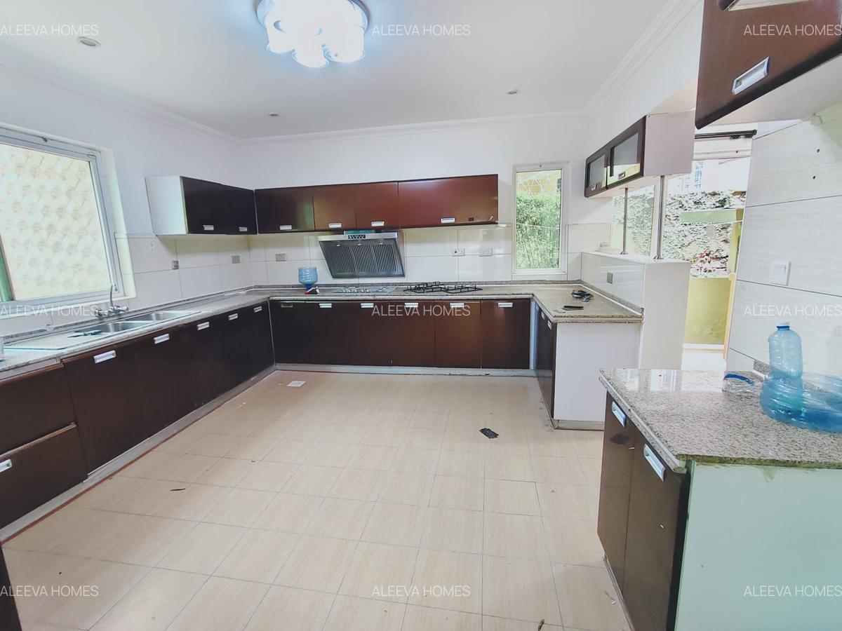 4 Bed Villa with En Suite in Riverside - 3