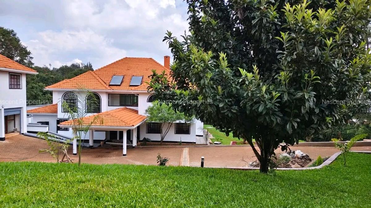 5 Bed House with En Suite in Ridgeways - 1