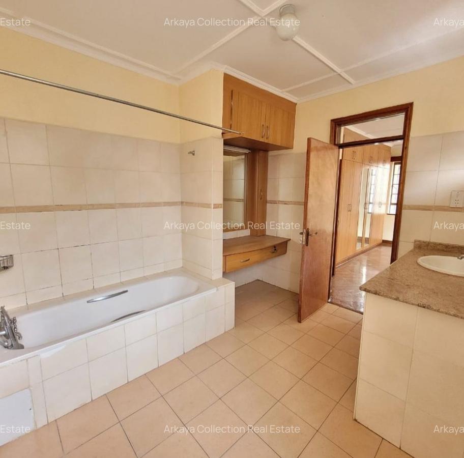 5 Bed Townhouse with En Suite in Lavington - 6