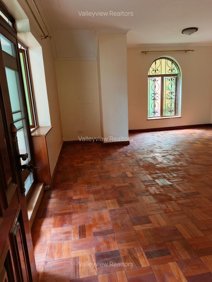 5 Bed Townhouse with En Suite at Lavington - 17