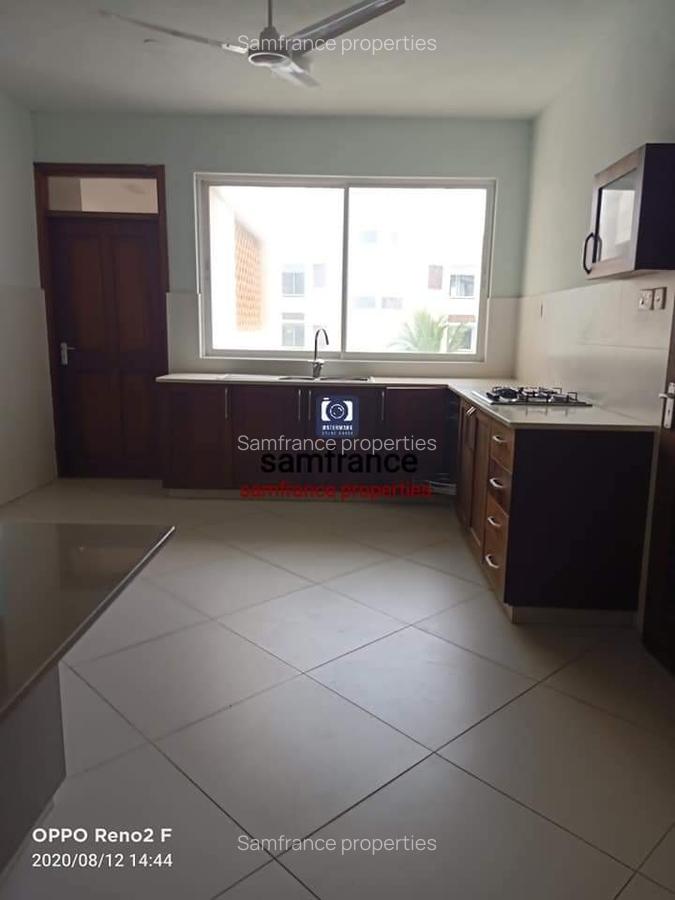 Serviced 4 Bed Apartment with En Suite at Links Road - 13