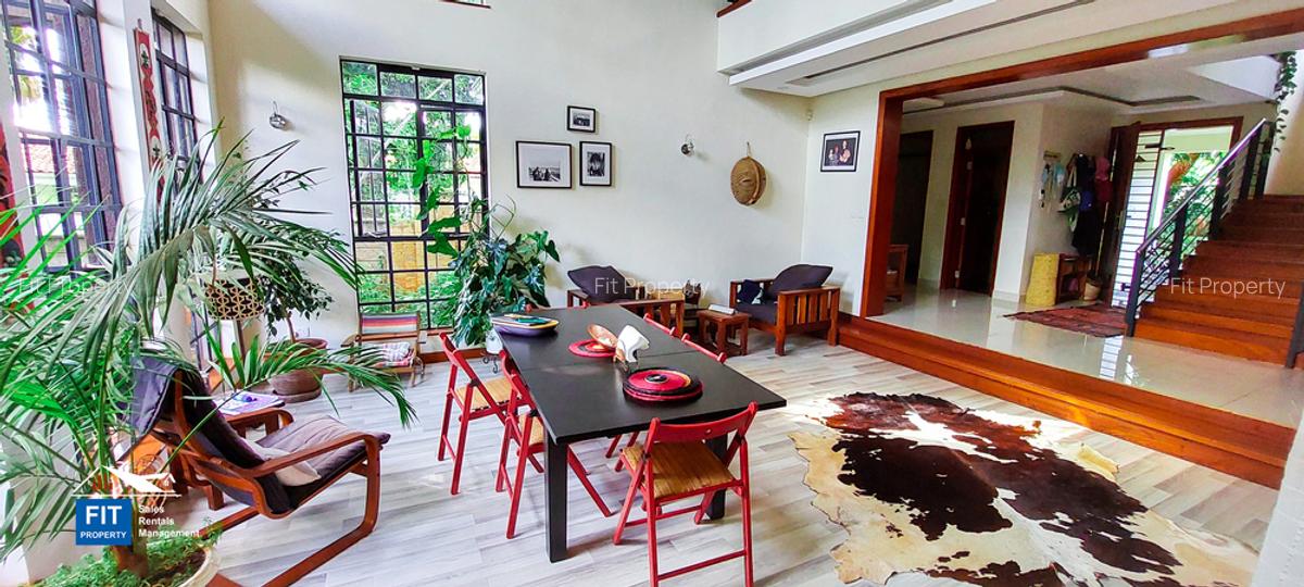 4 Bed House with En Suite in Ridgeways - 16