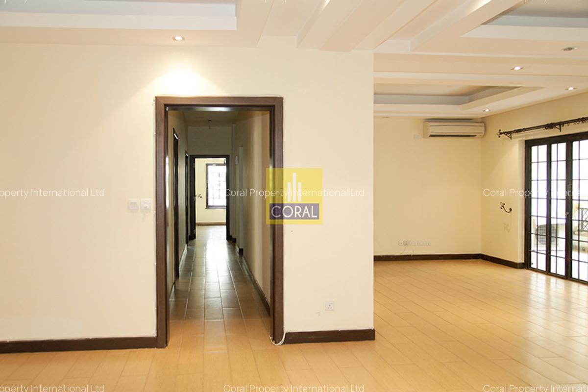 3 Bed Apartment in Riverside - 3