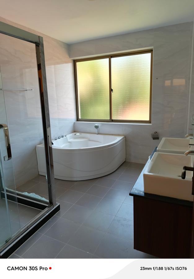 5 Bed Townhouse with En Suite at Lavington - 13