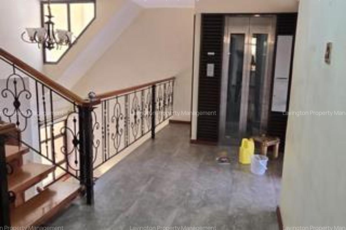 5 Bed Villa with En Suite at Lavington Green - 10