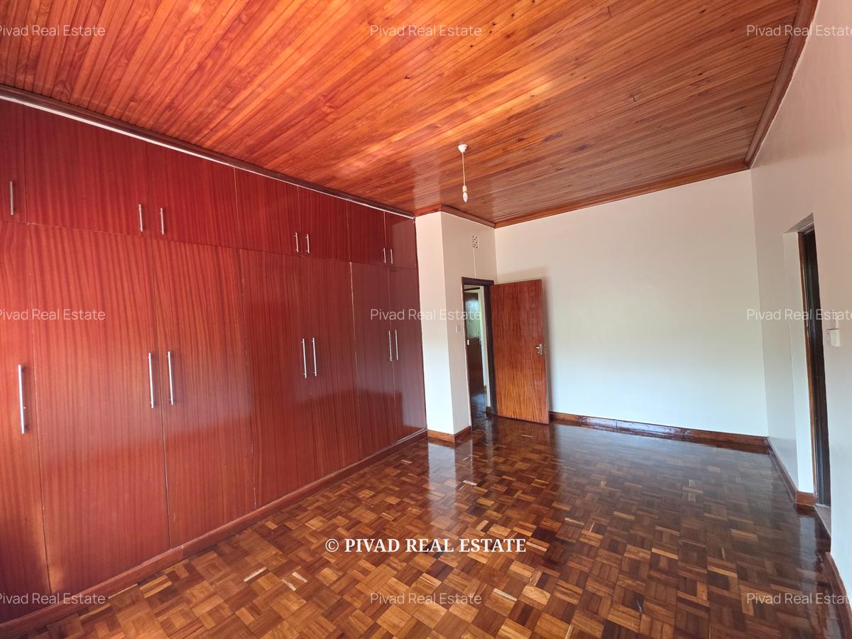 4 Bed House with Garden in Rosslyn - 5