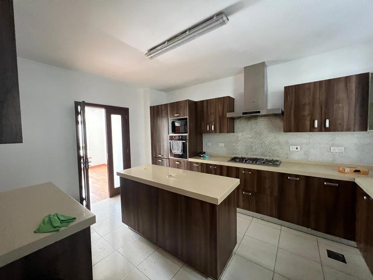 5 Bed Townhouse with En Suite in Lavington - 8