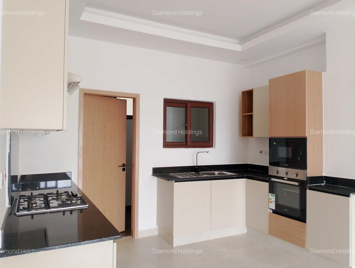 3 Bed Apartment with En Suite at Parklands - 6