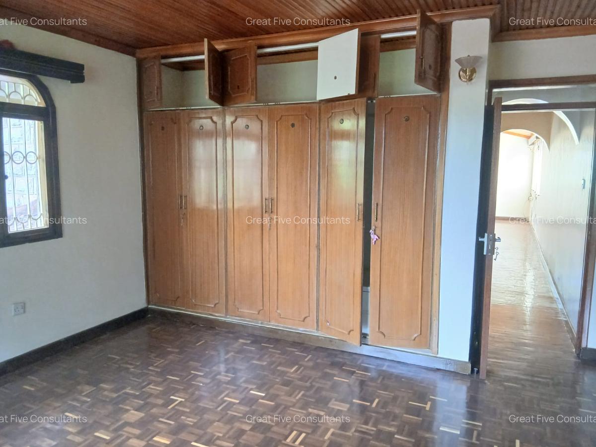 5 Bed House with En Suite in Runda - 10