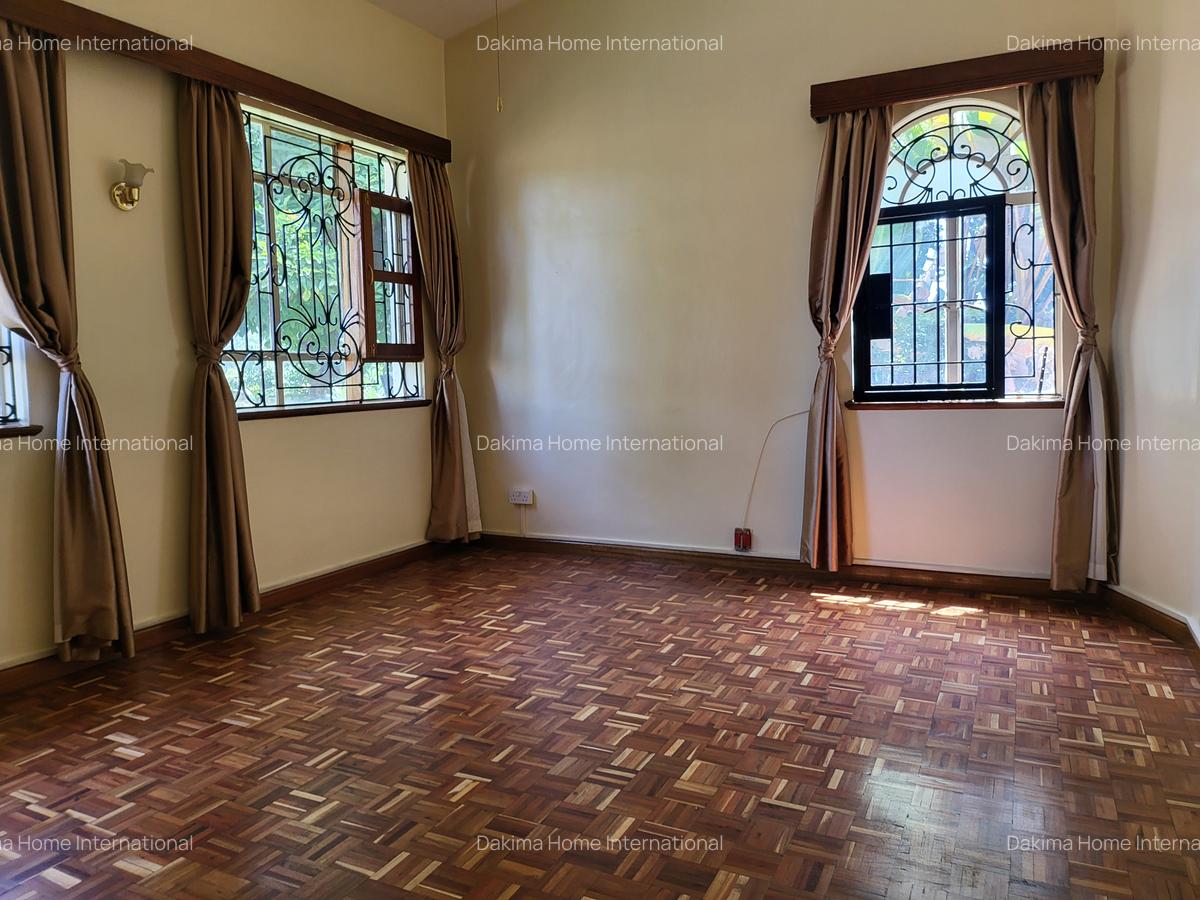 5 Bed House with En Suite in Nyari - 11