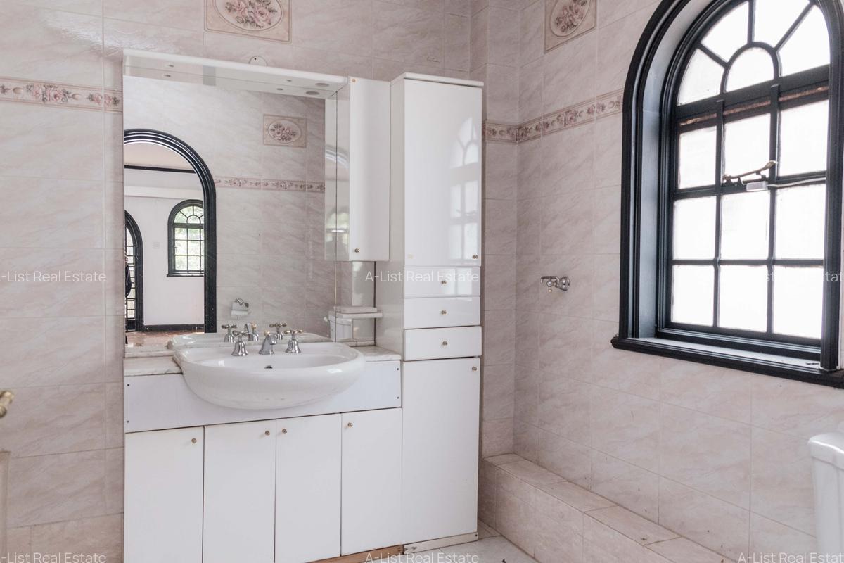 4 Bed Villa with En Suite at Riverside - 15