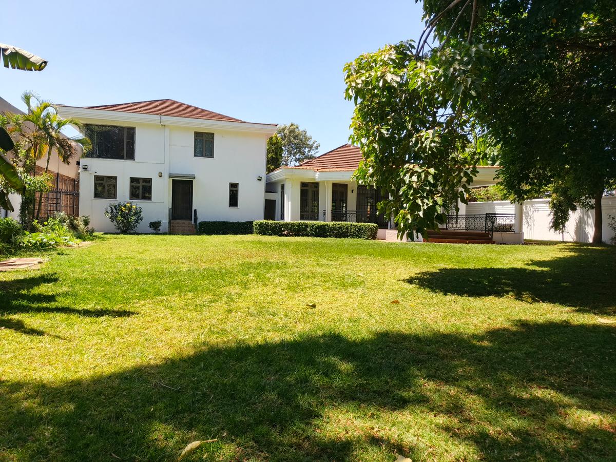 5 Bed House with En Suite in Runda - 1