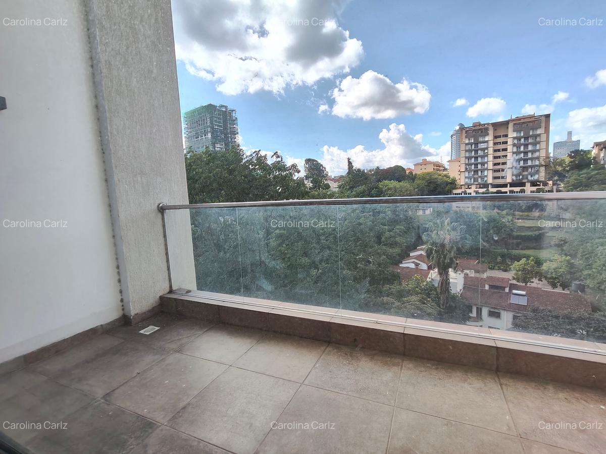 4 Bed Apartment with En Suite at Riverside Drive - 17
