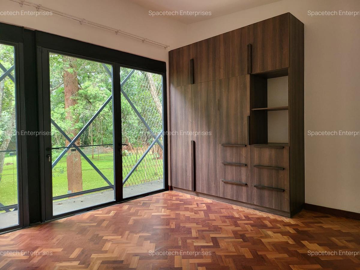 4 Bed Townhouse with En Suite in Lake View - 12