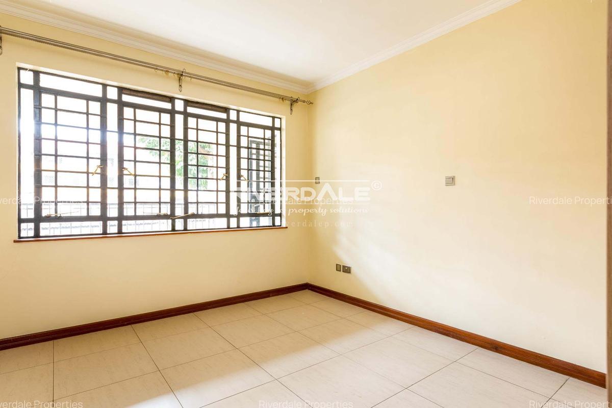 4 Bed Apartment with En Suite in Parklands - 7
