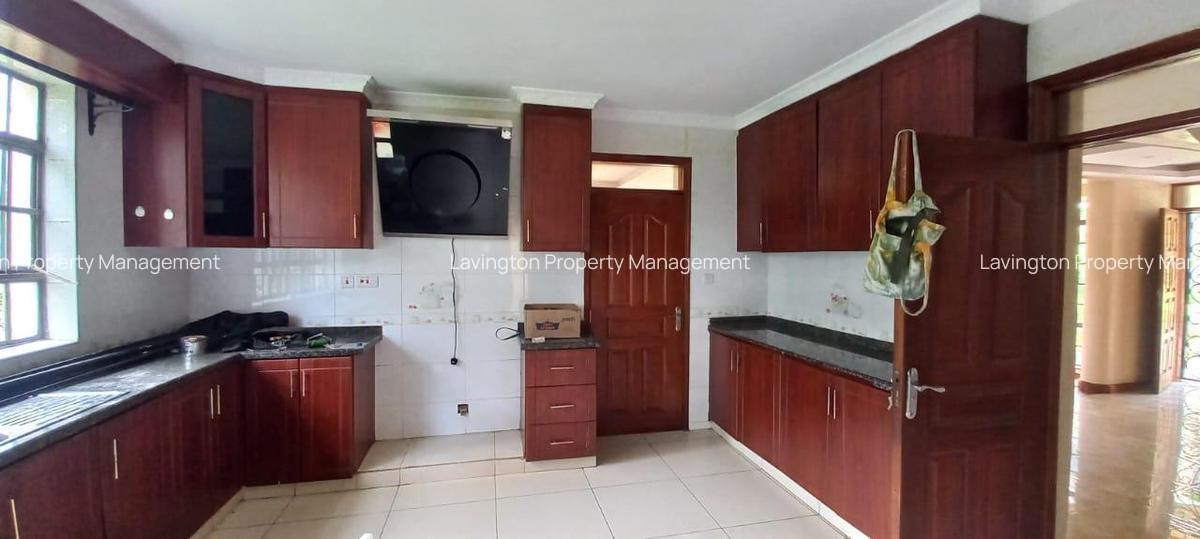 5 Bed Townhouse with En Suite at Lavington Green - 6