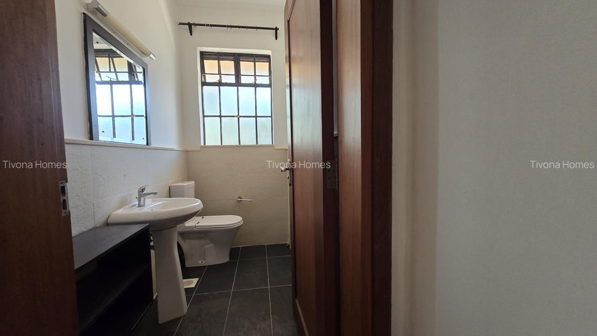 4 Bed House with En Suite in Runda - 12