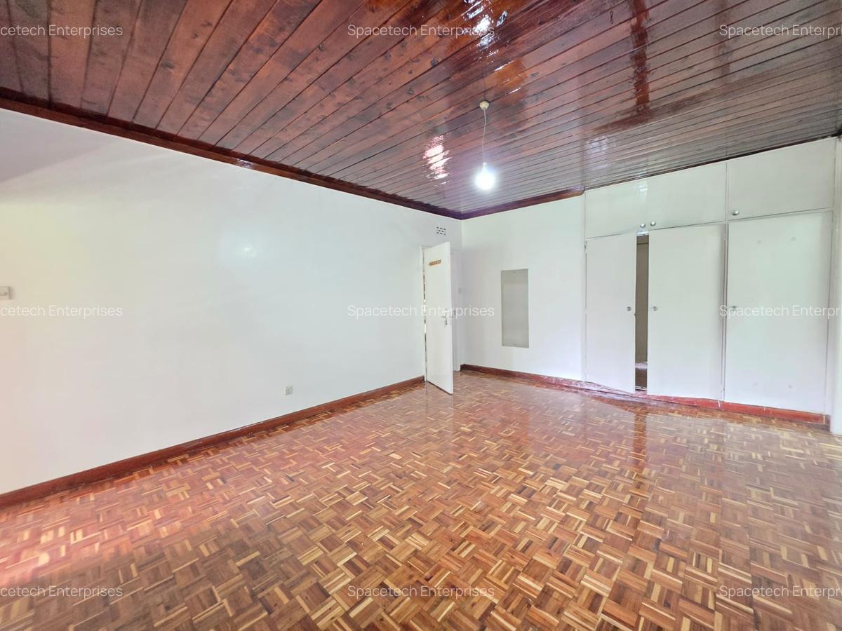 4 Bed House with En Suite in Lavington - 17