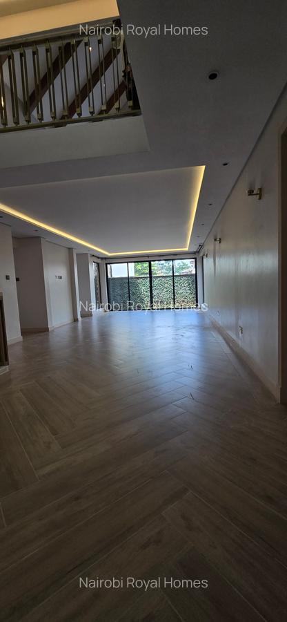 5 Bed House with En Suite at Lavington Green - 17