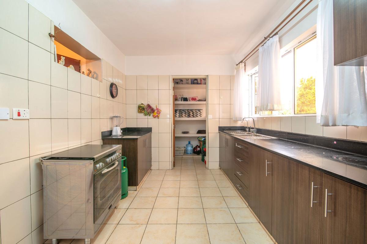 3 Bed Apartment with En Suite in Lavington - 4