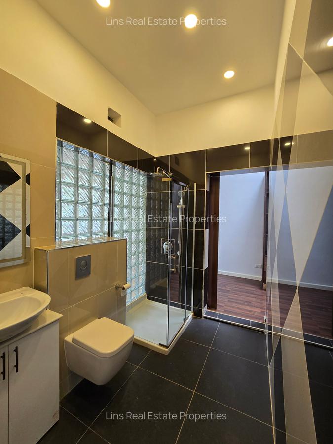 5 Bed House with En Suite in Runda - 15