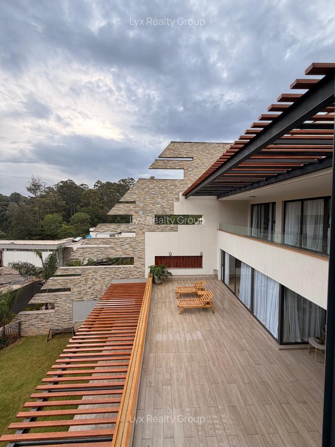 5 Bed Villa with En Suite in Spring Valley - 1