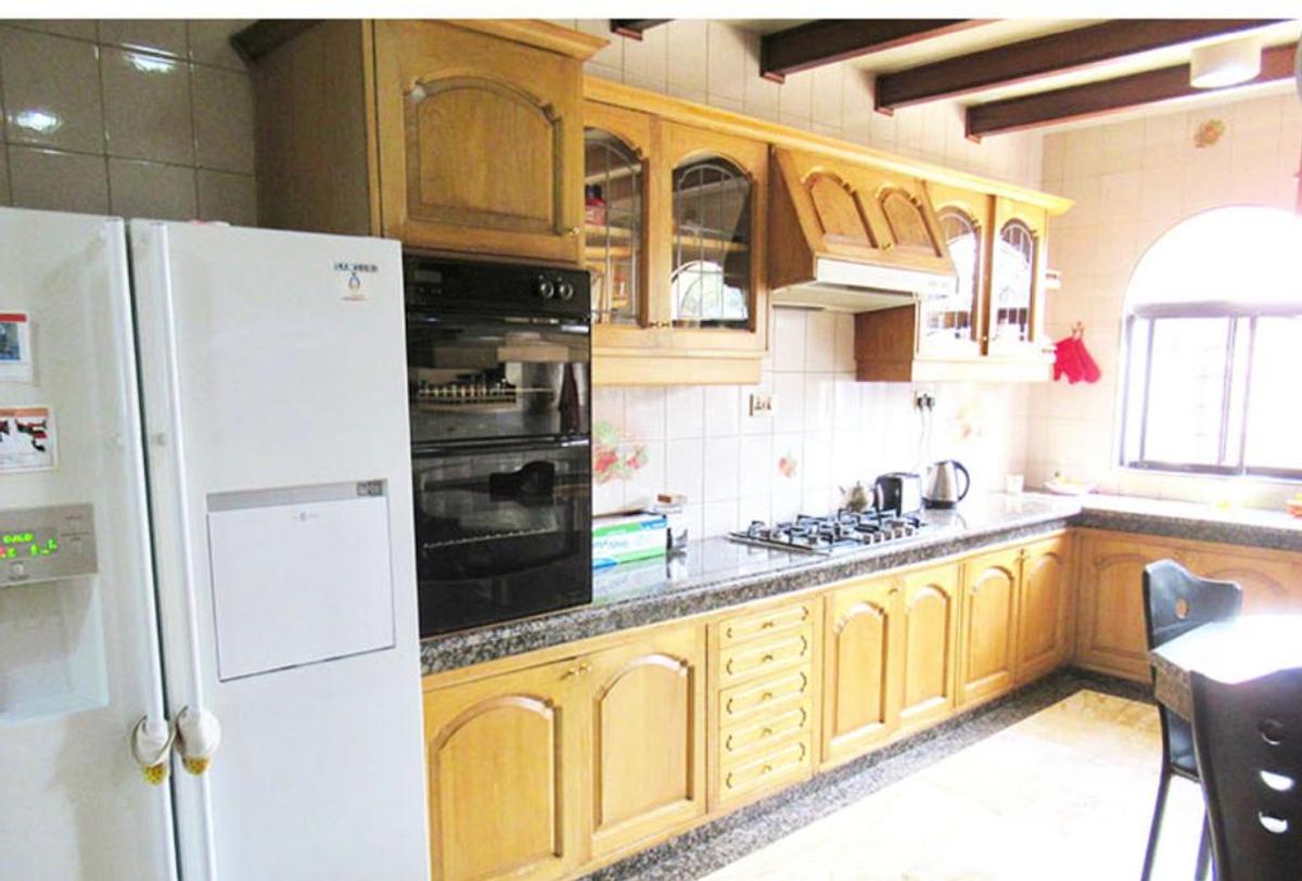 6 Bed Townhouse with En Suite in Lavington - 6