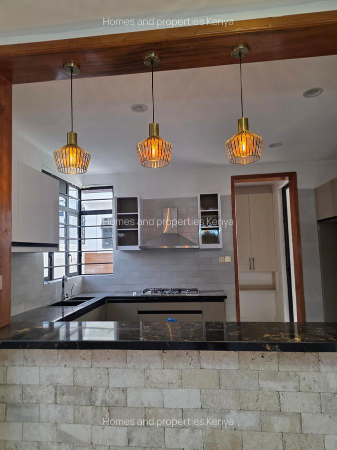 5 Bed Villa with En Suite in Membley - 4