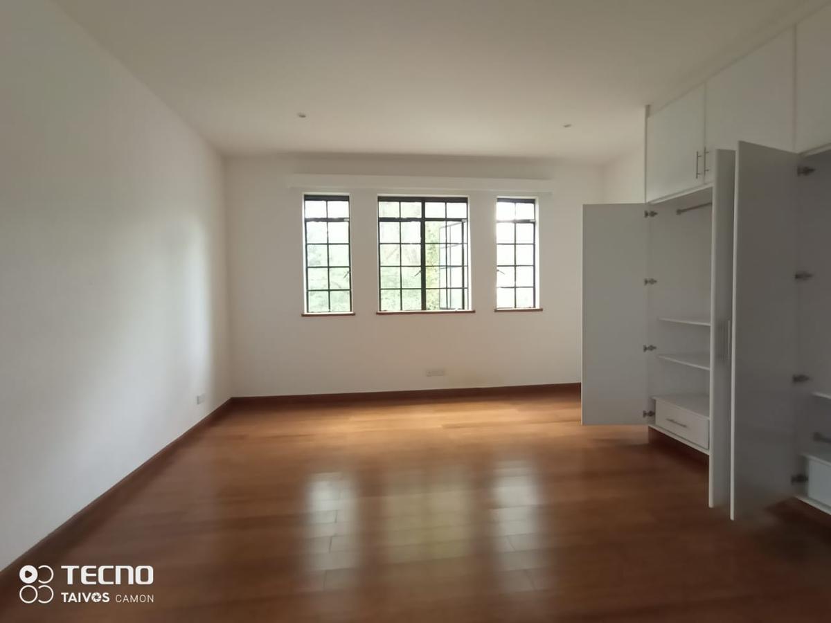 5 Bed Villa with En Suite in Rosslyn - 9