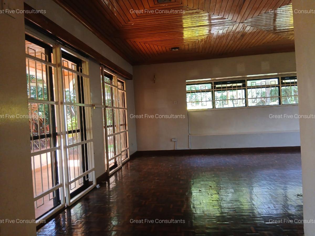 5 Bed Villa with En Suite in Nyari - 13