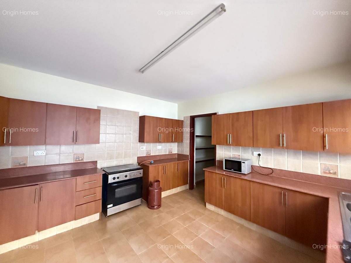 5 Bed Townhouse with En Suite at Lavington - 6