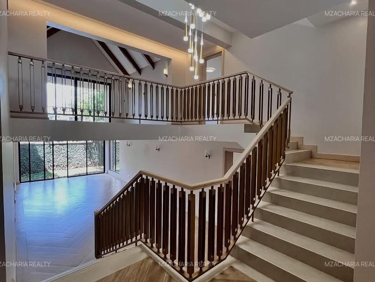 6 Bed House with En Suite in Lavington - 2