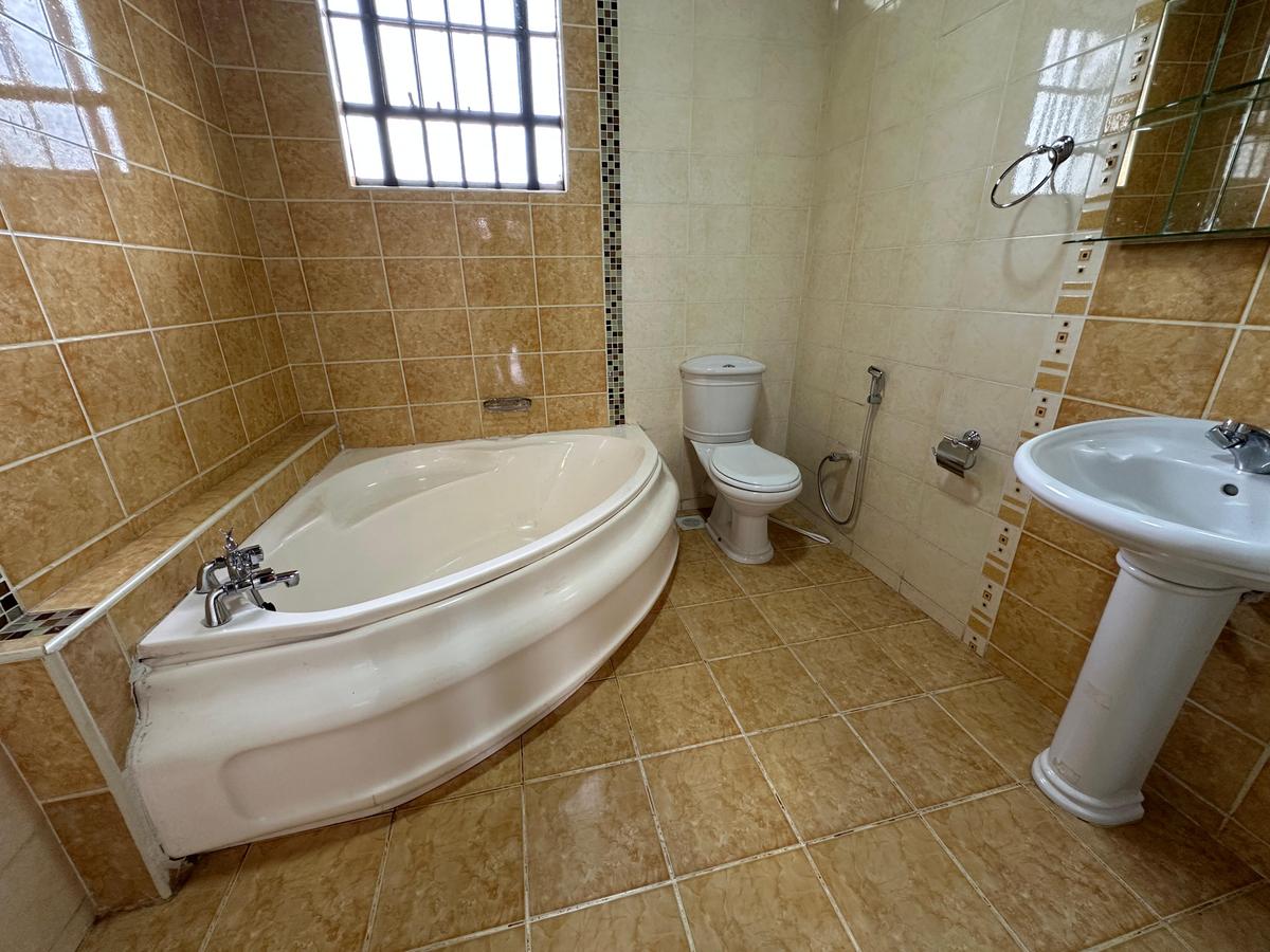 5 Bed Villa with En Suite at Lavington - 9