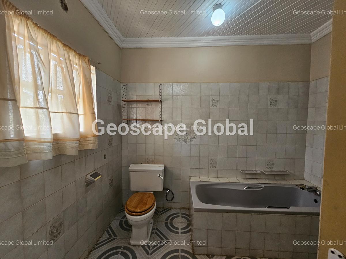 4 Bed House with En Suite in Runda - 12