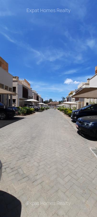 5 Bed Villa with En Suite in Lavington - 1