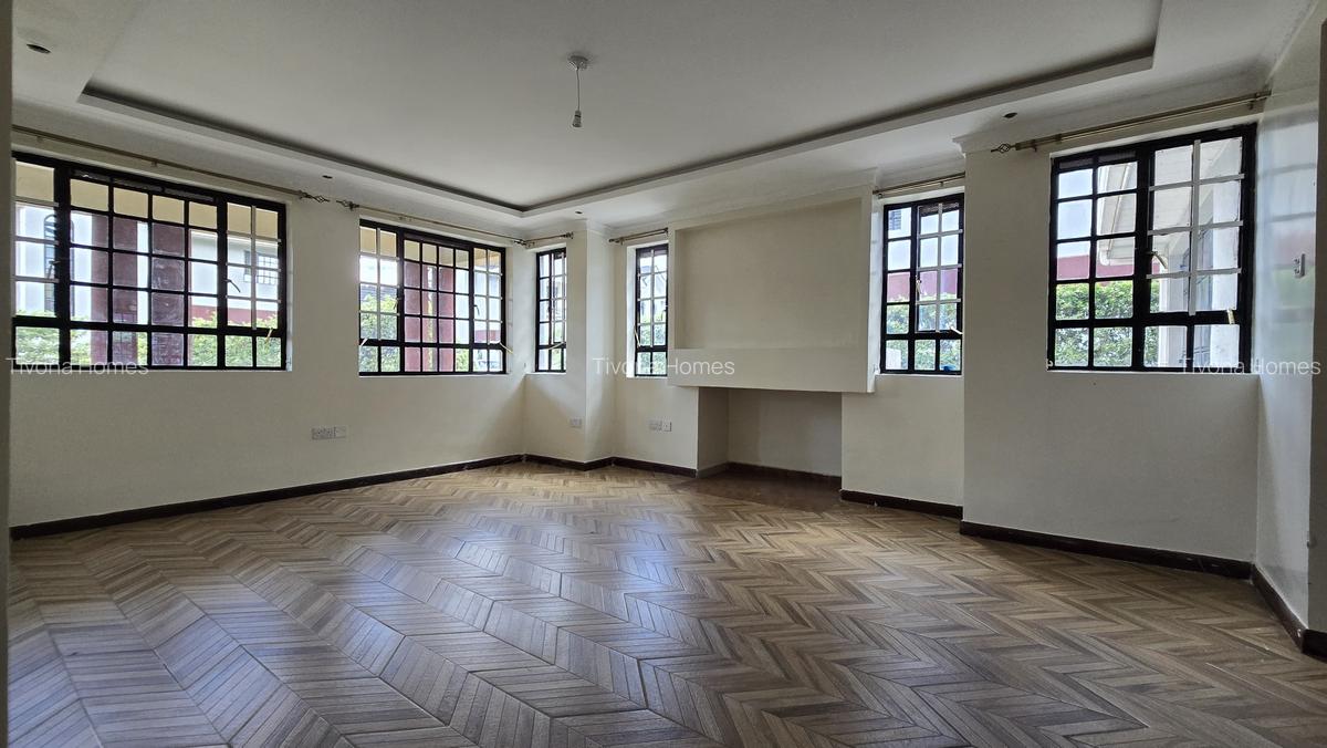 5 Bed House with En Suite in Garden Estate - 3