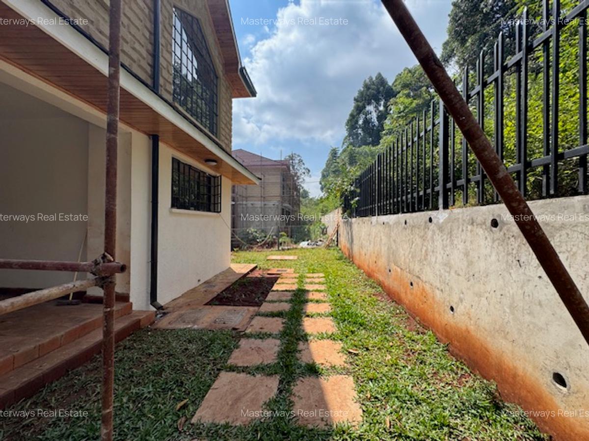 4 Bed Villa with En Suite in Rosslyn - 18